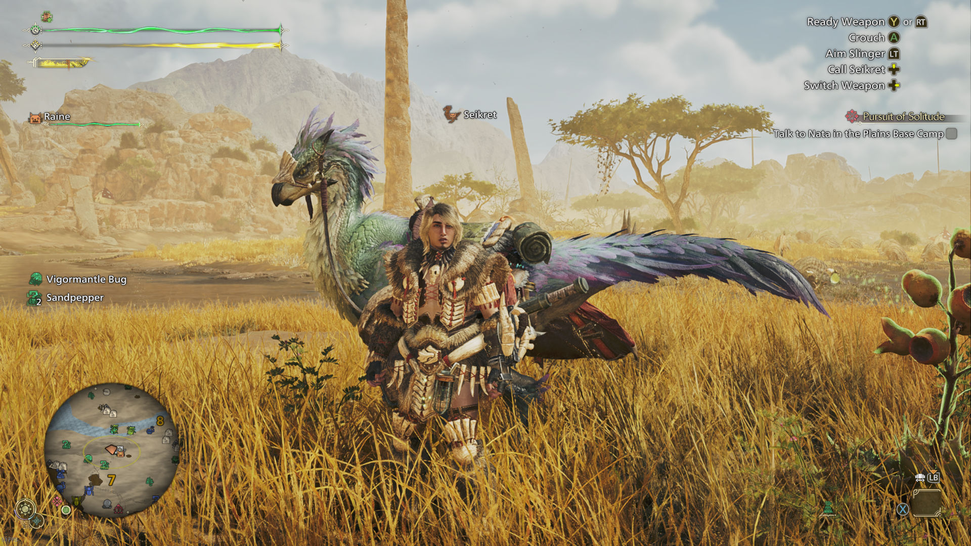 Monster-Hunter-Wilds-Tips-Seikret Bir Monster Hunter Wilds karakteri, bir ovalar alanında raptor benzeri bir montajın önünde duruyor