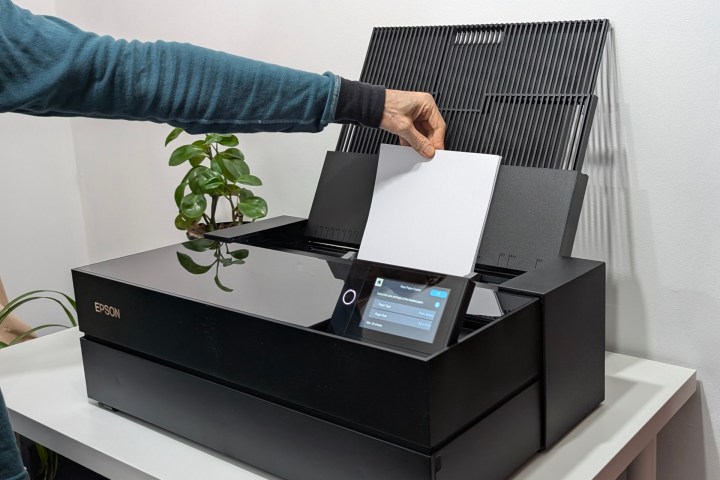 Epson Surecolor P900, çok fazla masa alanı alan geniş formatlı bir yazıcıdır.