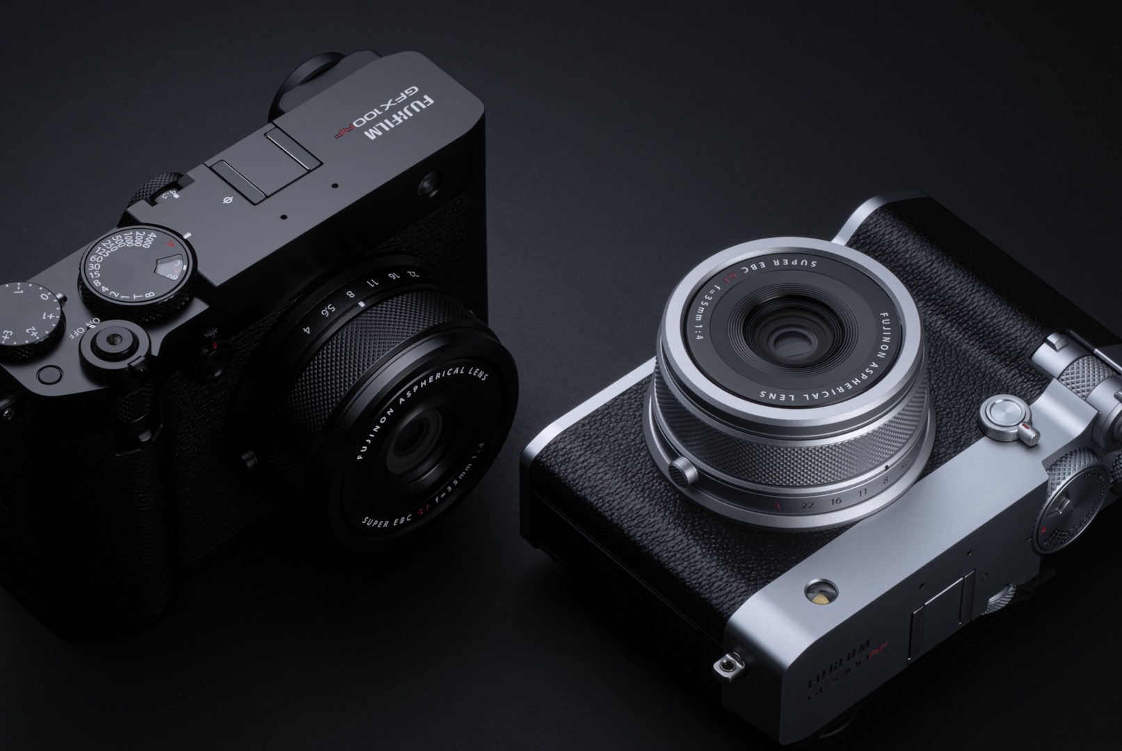 Fujifilm'in GFX100RF kamerasının bir pazarlama fotoğrafı.