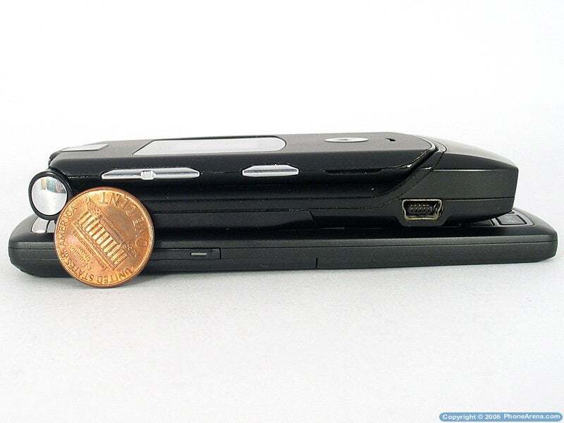 Samsung X820'nin üstünde Motorola Razr