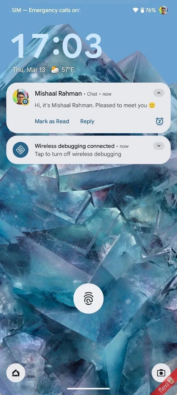 Bildirimleri, saati, tarihi ve hava durumu bilgilerini görüntüleyen bir telefon kilit ekranı.