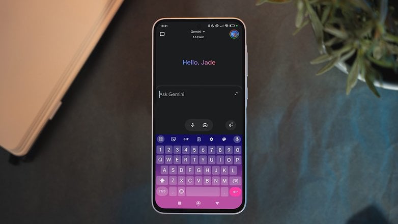 Bir Samsung Galaxy A35 akıllı telefon, 'Merhaba, Jade' ve renkli bir klavye yüzeyi içeren bir mesaj gösterir.