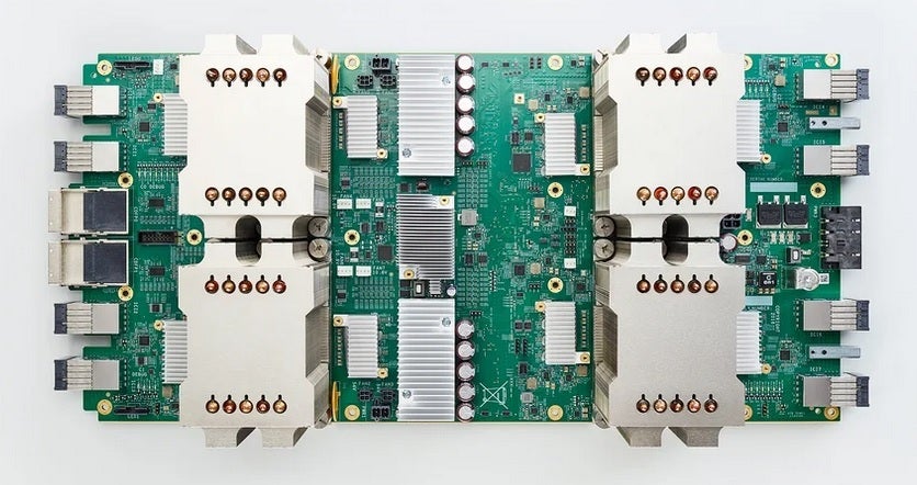 Google TPU AI Hızlayıcıları AI modellerini eğitmek için kullanılır.