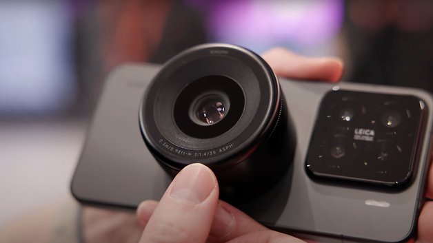 Bir elinde lens eki olan bir Xiaomi 15 konsept cep telefonunun kapatılması.
