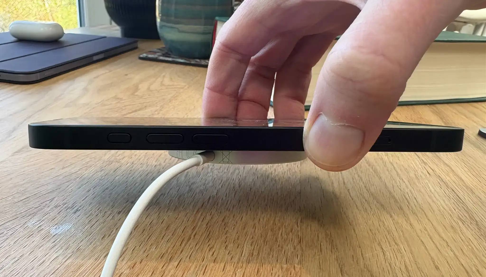 Evet, yapışkan. | Resim Kredisi - David Price, MacWorld - iPhone 16e MagSafe Var - Yeterince Zor Bir