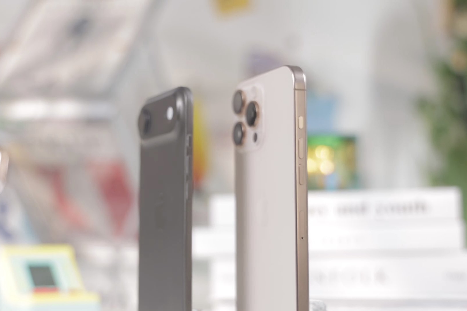 İPhone 16 Pro Max'in yanındaki Apple iPhone 17 Air'in bir mockup.