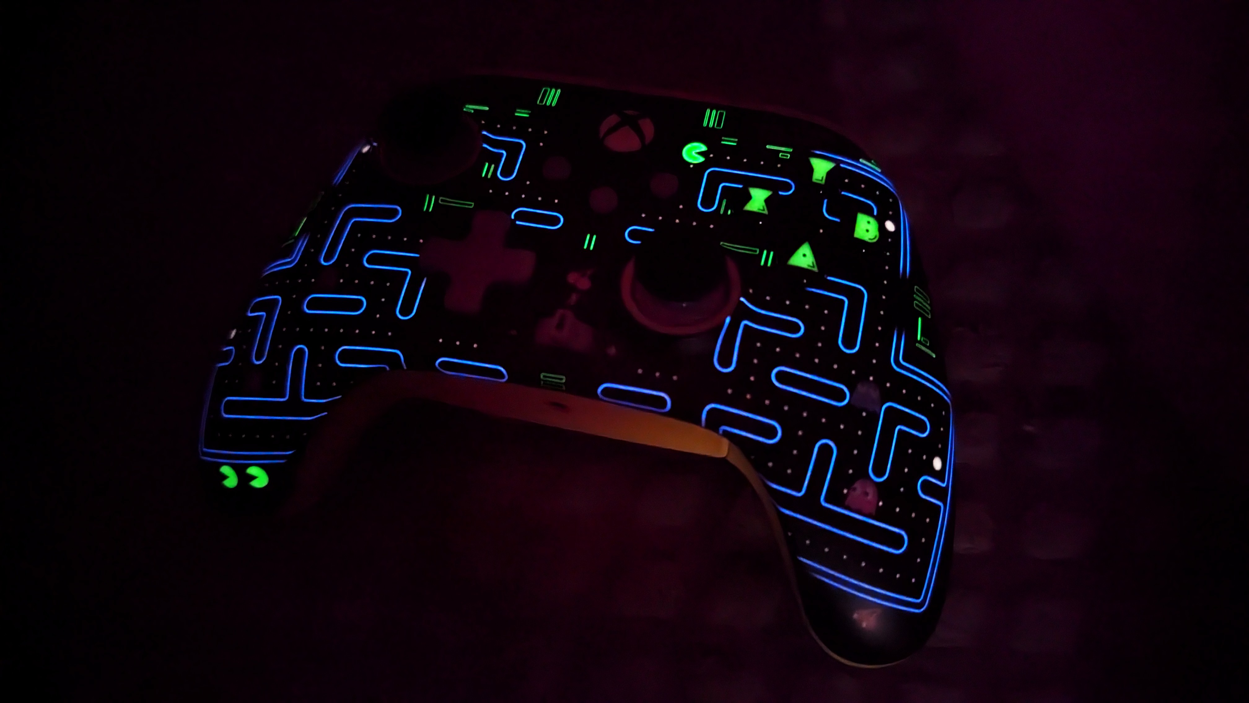 Pacman Xbox Denetleyicisi Karanlıkta Parlıyor