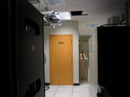 San Francisco'daki AT 't tesisinde NSA kontrollü Sözde Gizli Oda. | Resim Kredisi - Mark Klein - İnternet, bize gerçeği söylemek için hepsini riske atan AT&T Whistleblower'ı anıyor