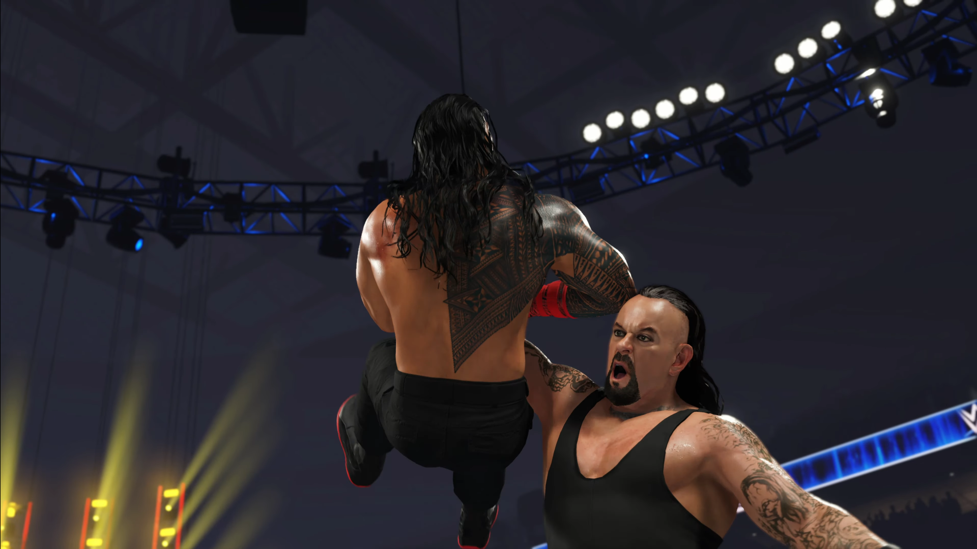WWE 2K25'te Undertaker Chokeslaming Roman Reigns'in Promosyon Ekran Görüntüsü