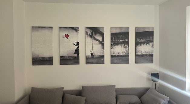 Bir kızın kırmızı bir balonla temsil ettiği beş siyah beyaz duvar sanat paneli.