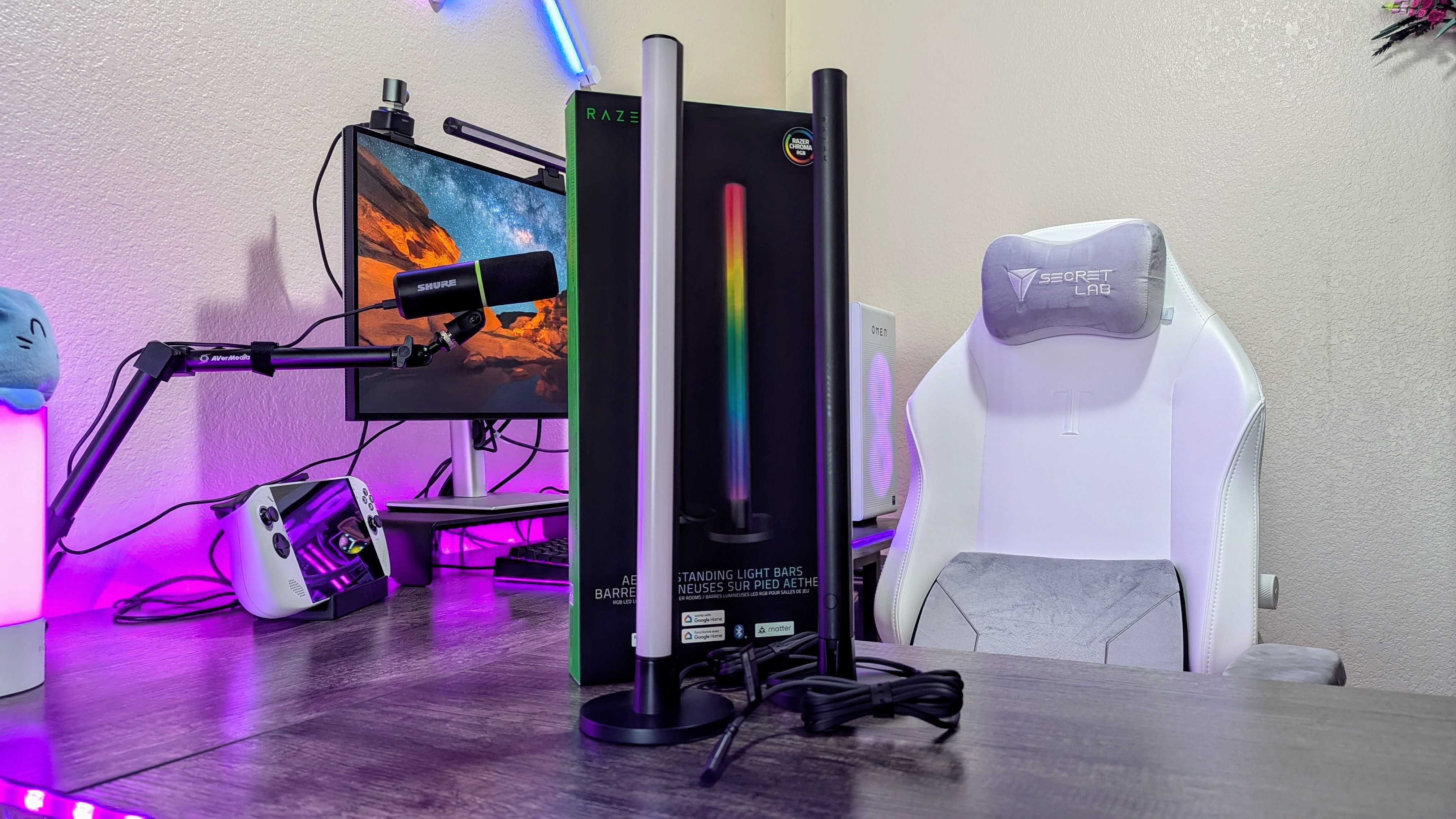 Razer Aether ayakta ışık çubuklarının görüntüsü.