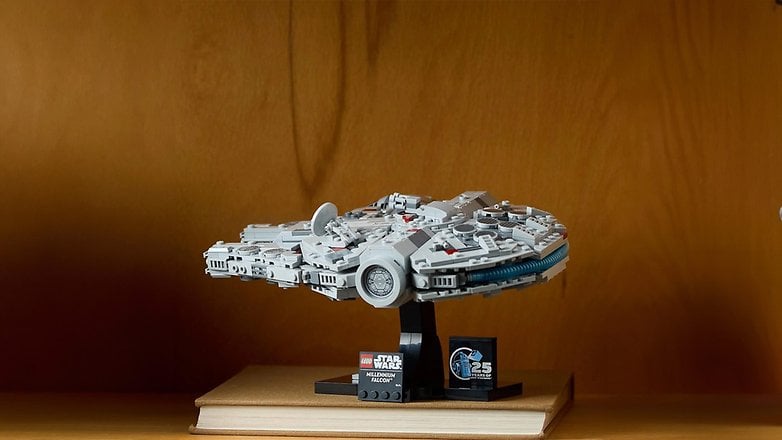 Bir sunum standında Yıldız Savaşları'ndan Millennium Falcon'un Lego modeli.