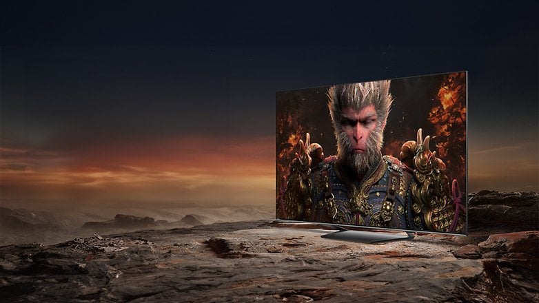 Bir Hisense U7NQ TV, Siyah efsanesinden yapılmış bir figürü gösteriyor: Gün batımında kayalık bir manzarada Wukong. Bir Hisense U7NQ TV, Siyah efsanesinden yapılmış bir figürü gösteriyor: Gün batımında kayalık bir manzarada Wukong.