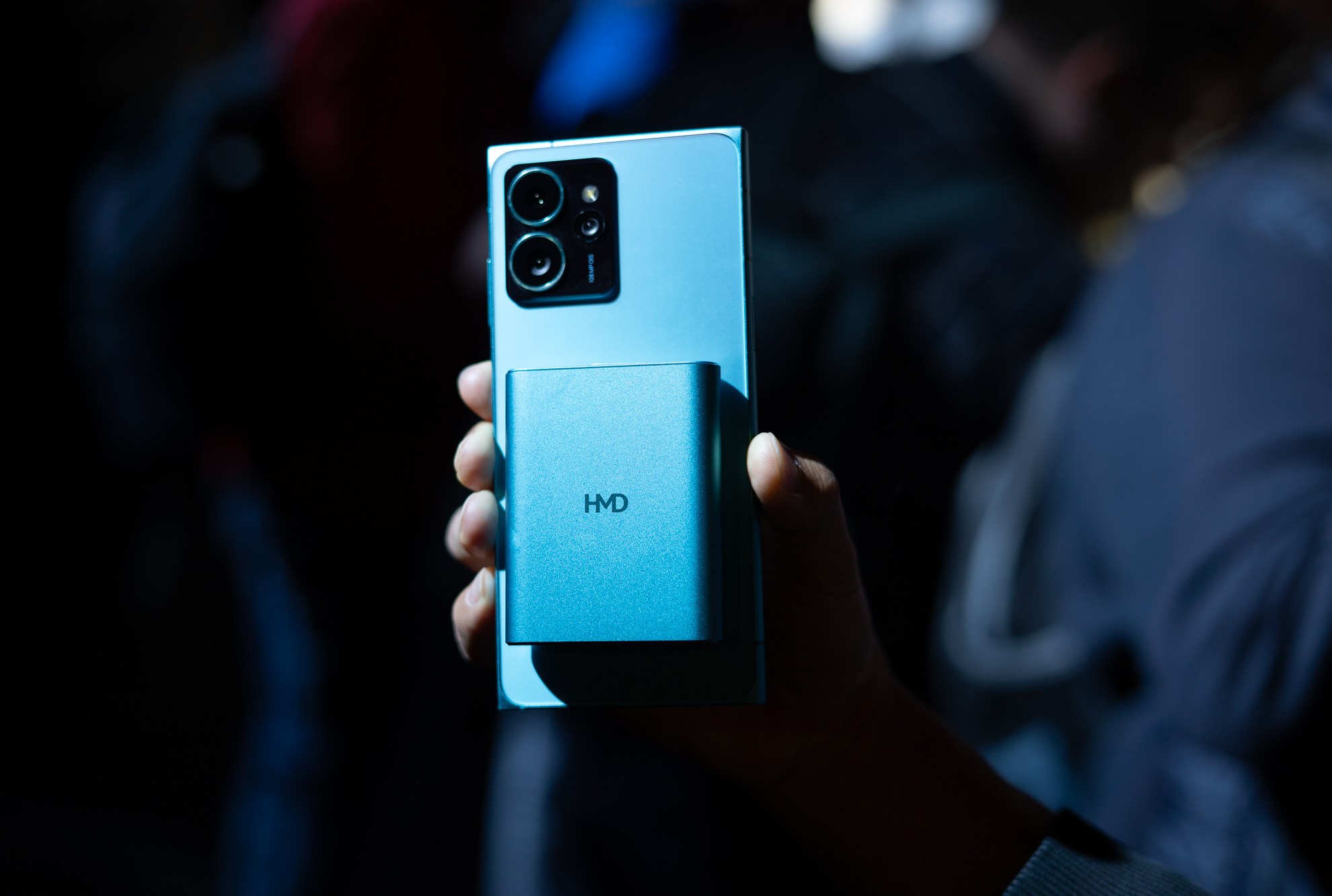Amped tomurcuklu kılıflı HMD silueti bağlı.