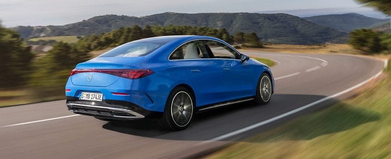 Mercedes CLA (2025) arka görünümde.