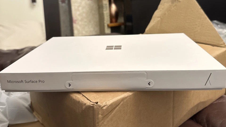 Daha ince Surface Pro 11 ambalaj