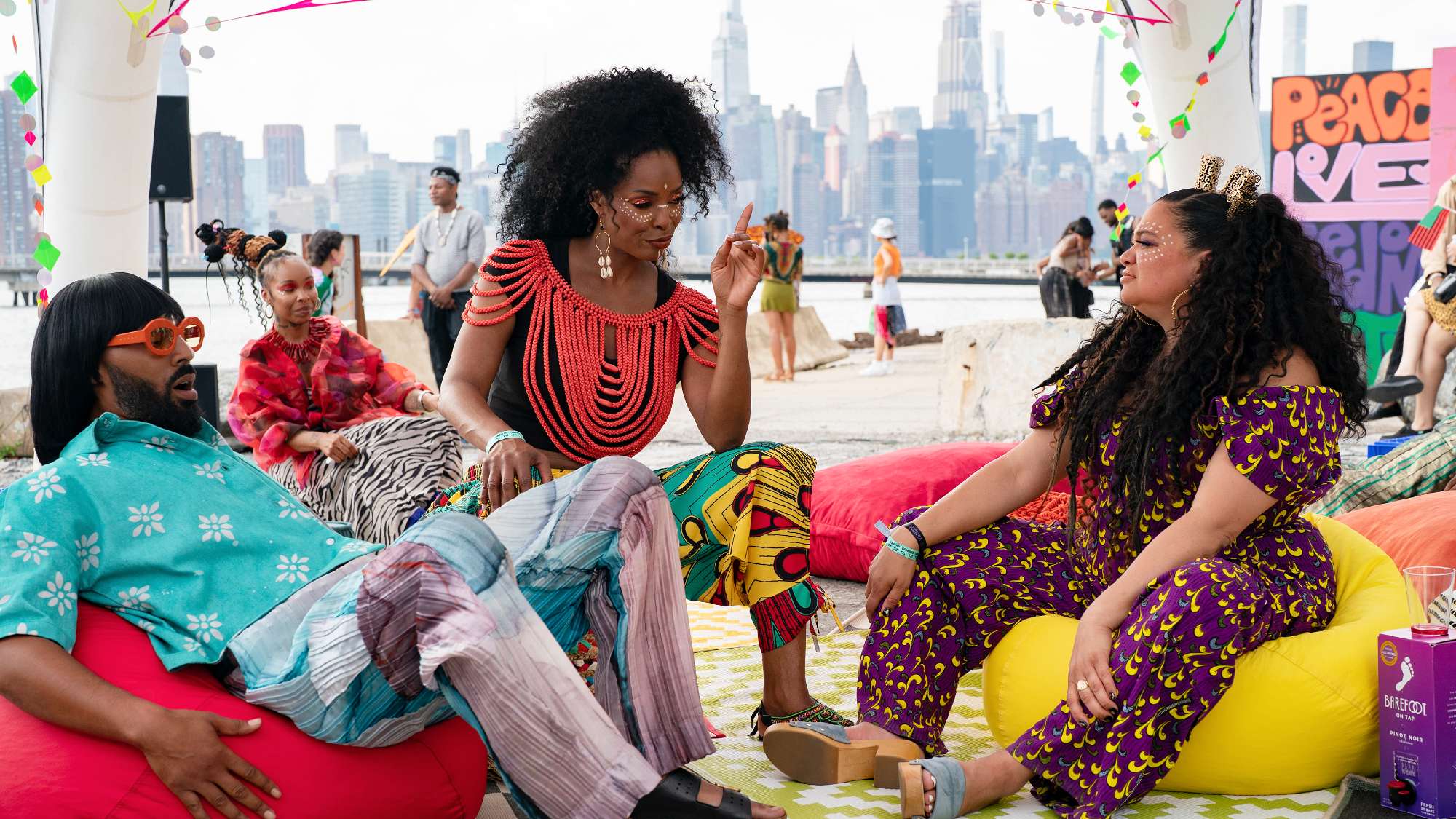 (L - R) Khalil olarak Ton Bell, Marley olarak Tasha Smith ve Michelle Buteau Mavis olarak Mavis, Sezon 2'nin hayatta kalması.