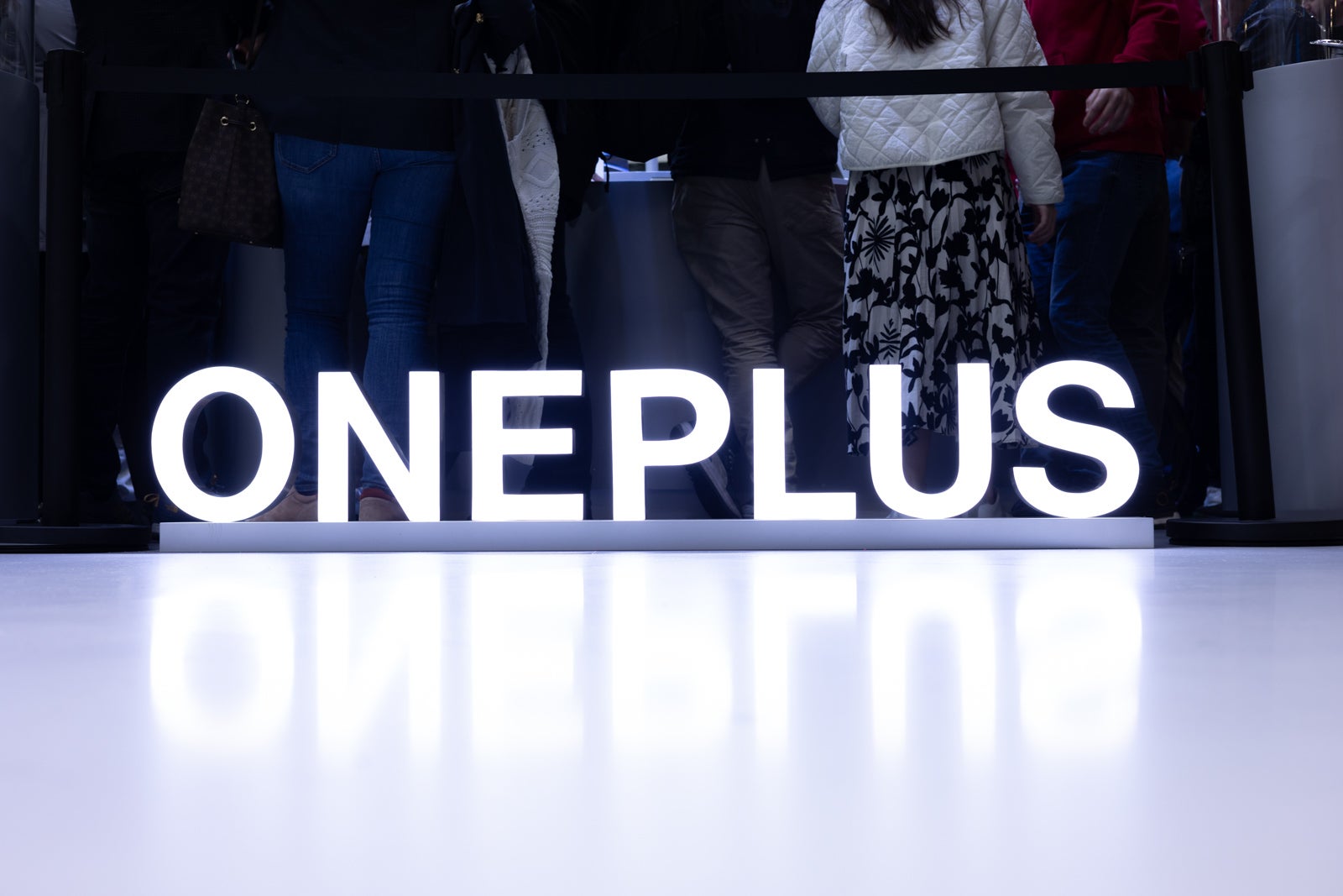 OnePlus'un büyük pil ile küçük amiral gemisi hemen köşede