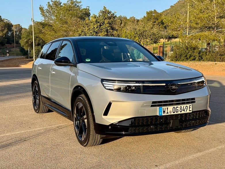 Opel Grandland Phev ön görünümde. Opel Grandland Phev ön görünümde.