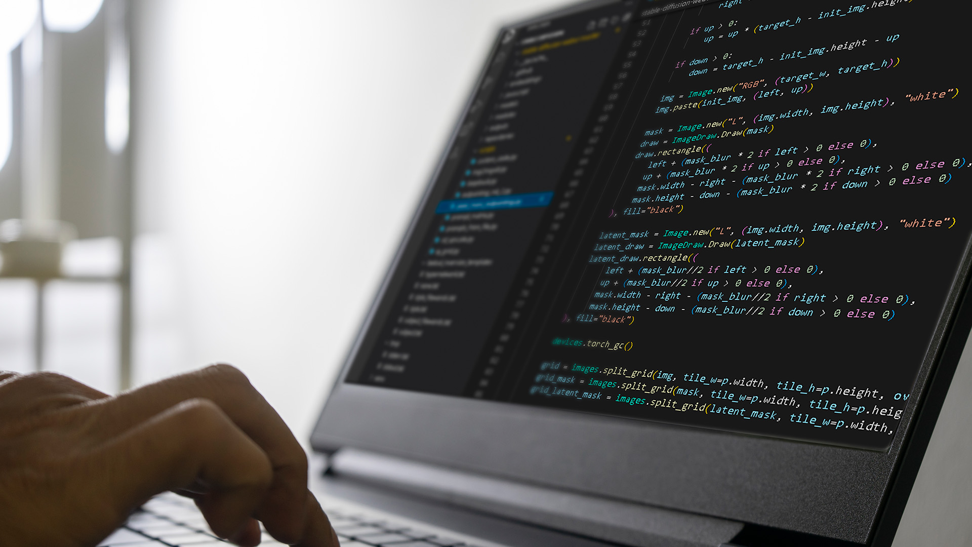 Ekranda Closeup Bilgisayar Kodu, Man Programcı, Yazılım Geliştiricisi Kodlama ve Dizüstü Bilgisayarda Programlama.