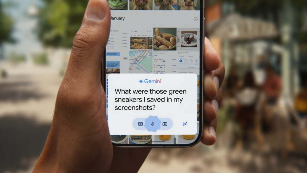 Yeşil spor ayakkabılar hakkında bir arama sorgusu ile Gemini uygulamasını görüntüleyen bir Google Pixel telefonu tutan bir el.