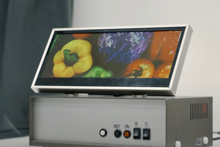 Sharp'ın prototipi Qdel TV, CES 2024'te gösteriliyor.