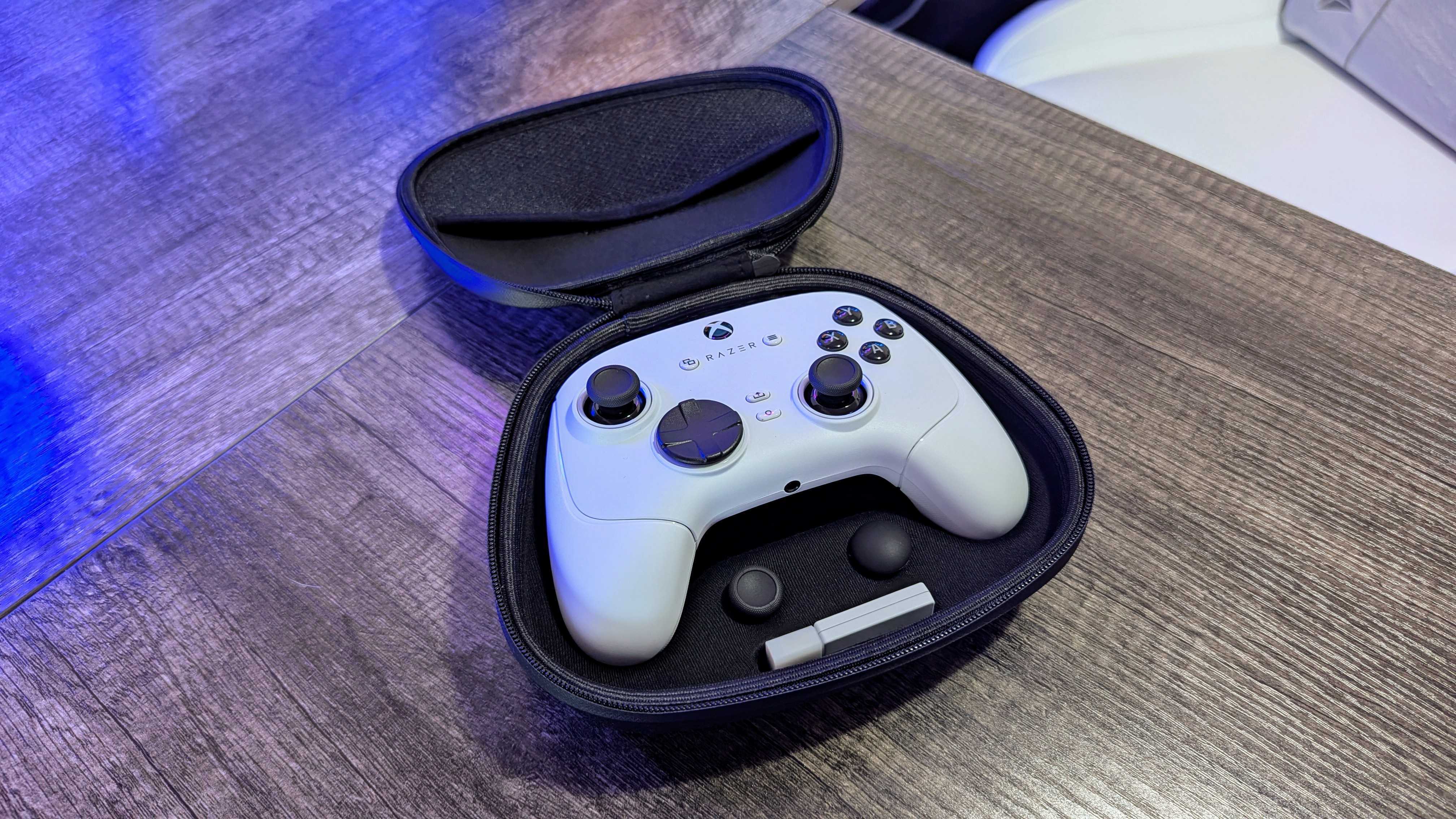 Razer Wolverine V3 Pro White Edition'ın görüntüsü.