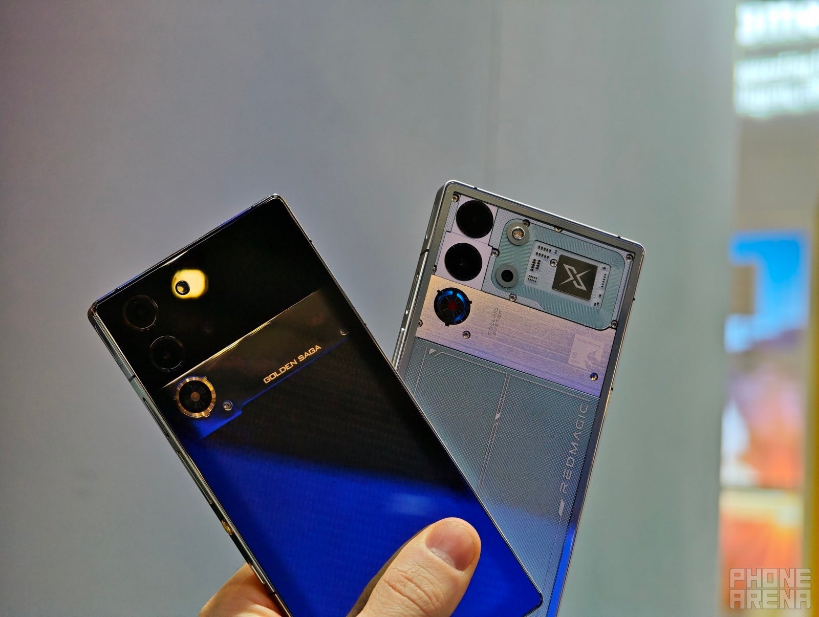 Redmagic 10 Pro Golden Saga Edition ve Normal Redmagic 10 Pro (resim Phonearena tarafından) - Redmagic 10 Pro Golden Saga Uygulamalı: Diğerlerinden farklı bir premium oyun telefonu