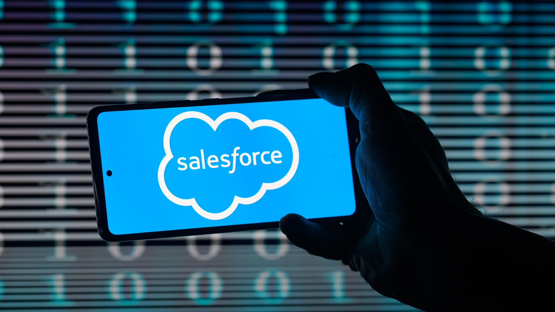Salesforce logosu mobil ekranda görünür.