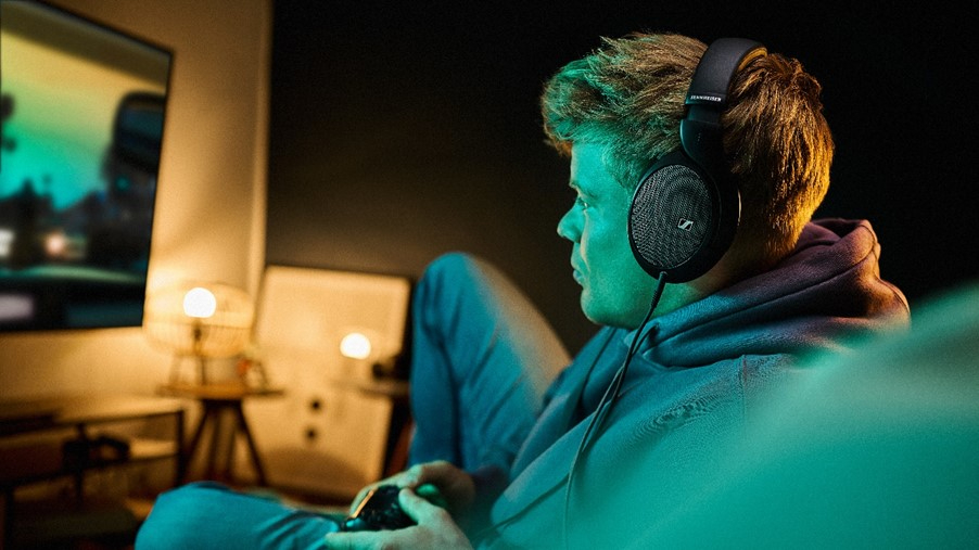 Sennheiser HD 550 kulaklık oyun oynarken giyiliyor