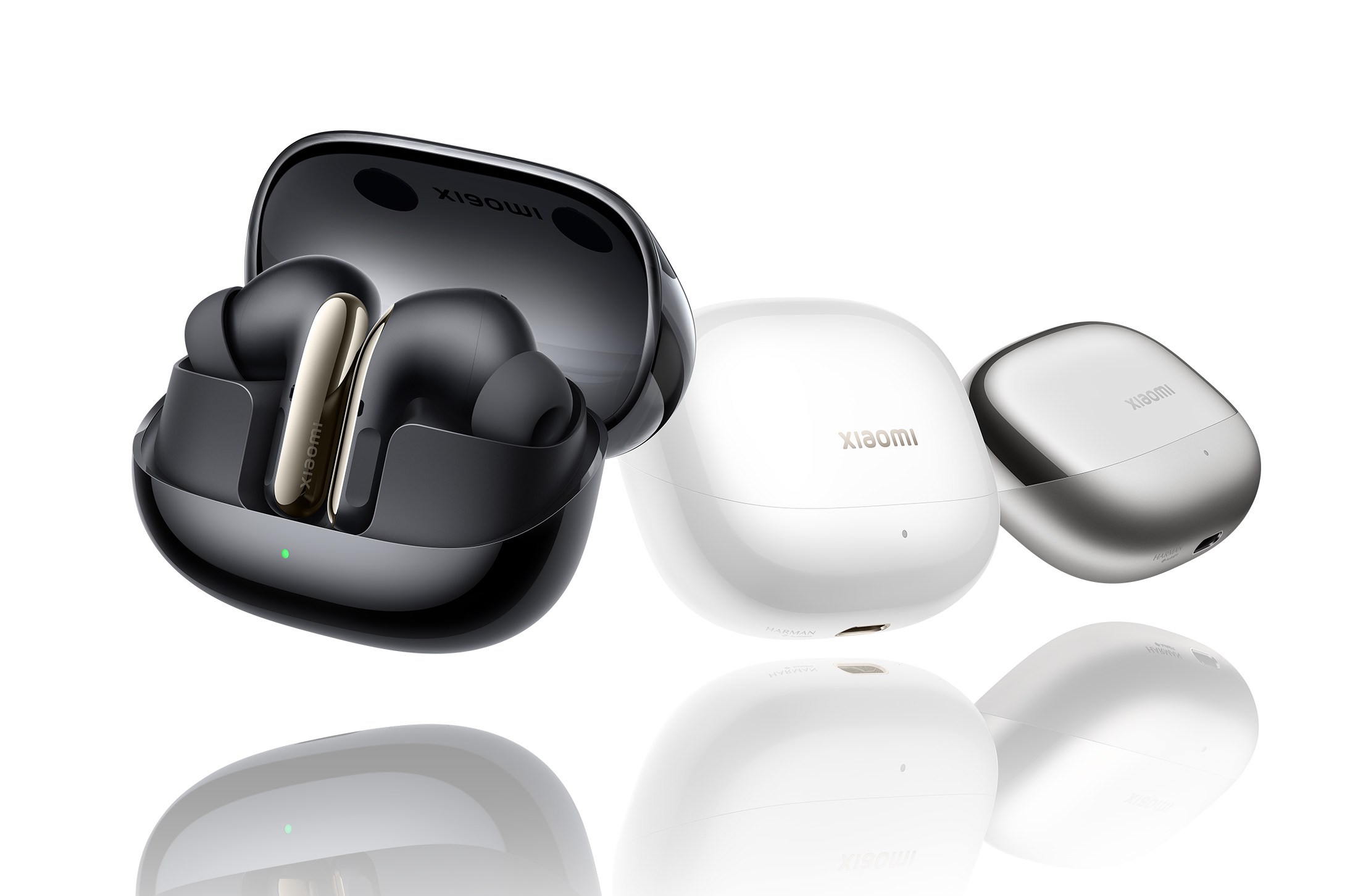 Üç farklı şarj vakasında Xiaomi Buds 5 Pro.