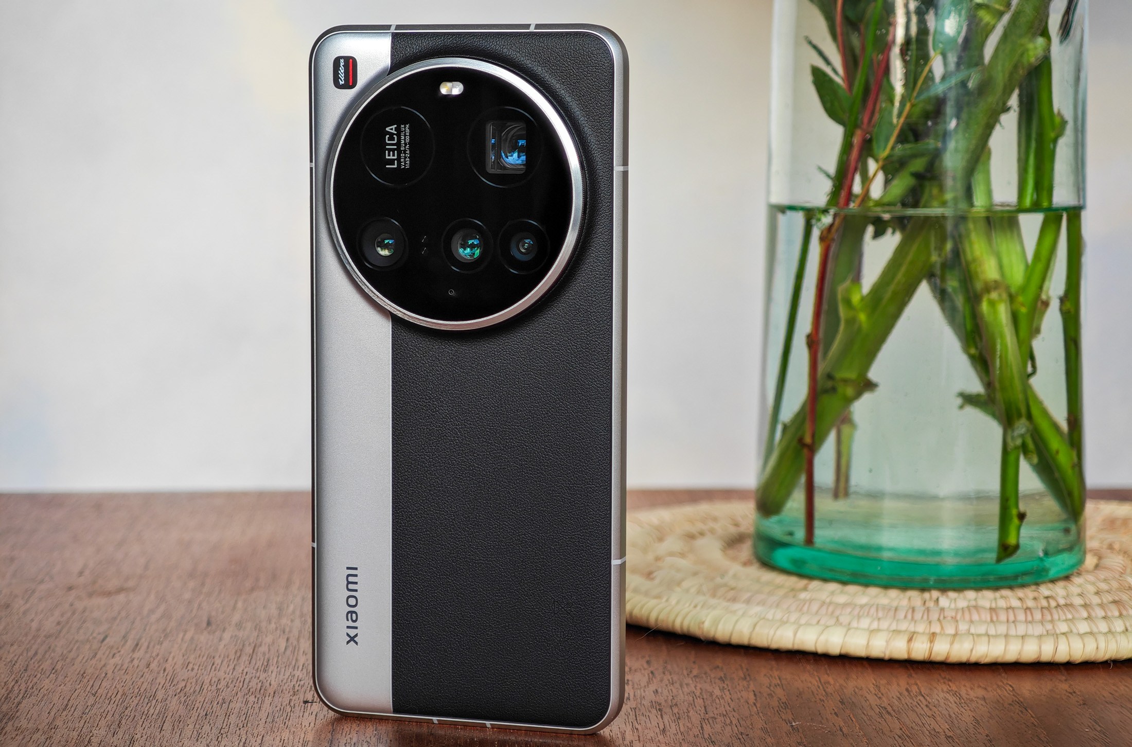 Ahşap bir masada Xiaomi 15 Ultra'nın bir fotoğrafı