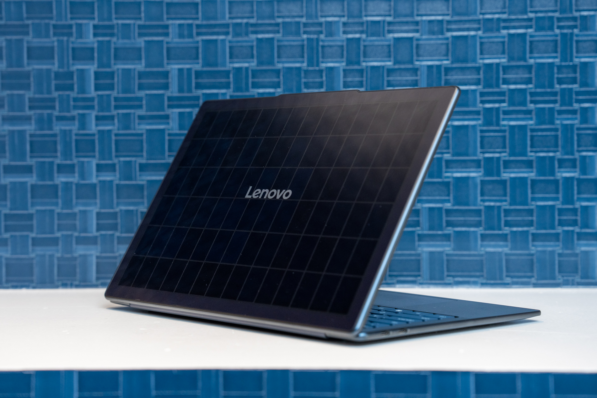 Lenovo Yoga Solar PC, mavi bir karo zemin önünde beyaz bir masada.