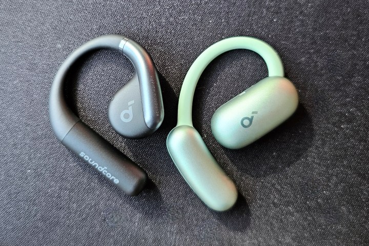 Soundcore aerofit ve aerofit 2 yan yana.