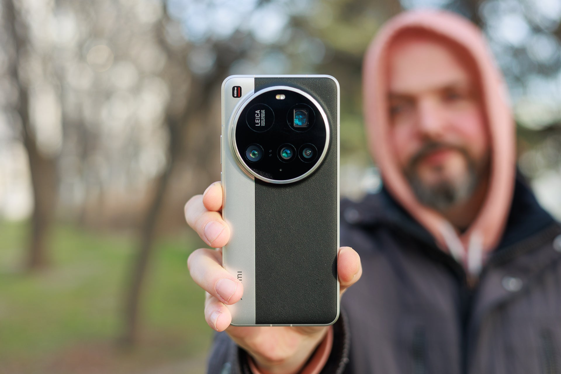 Xiaomi 15 Ultra, sansasyonel ekran dışında sırtında dört kamera var. | Resim Kredisi - Phonearena - Süper Parlak Telefon Ekranları: Hakkında Bilmemiz Gereken Gizli Tuzaklar