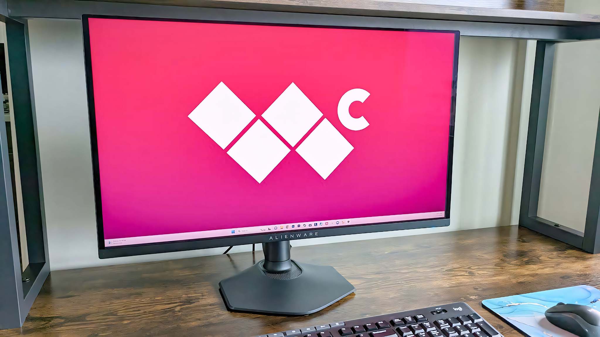 Alienware AW2725DF Windows Central Logo Kahramanı.