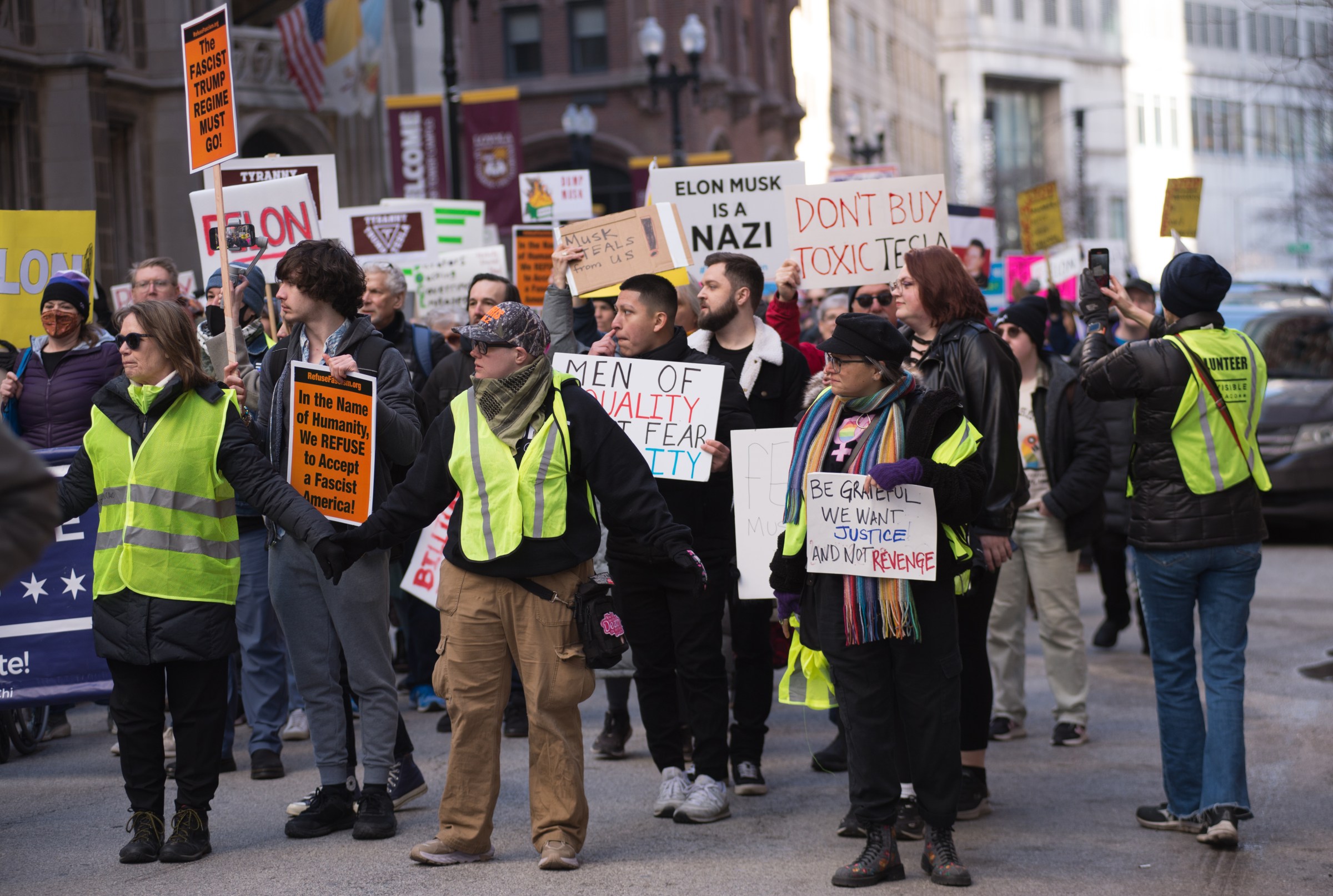 Chicago'daki Tesla bayisinin dışında protestocular.