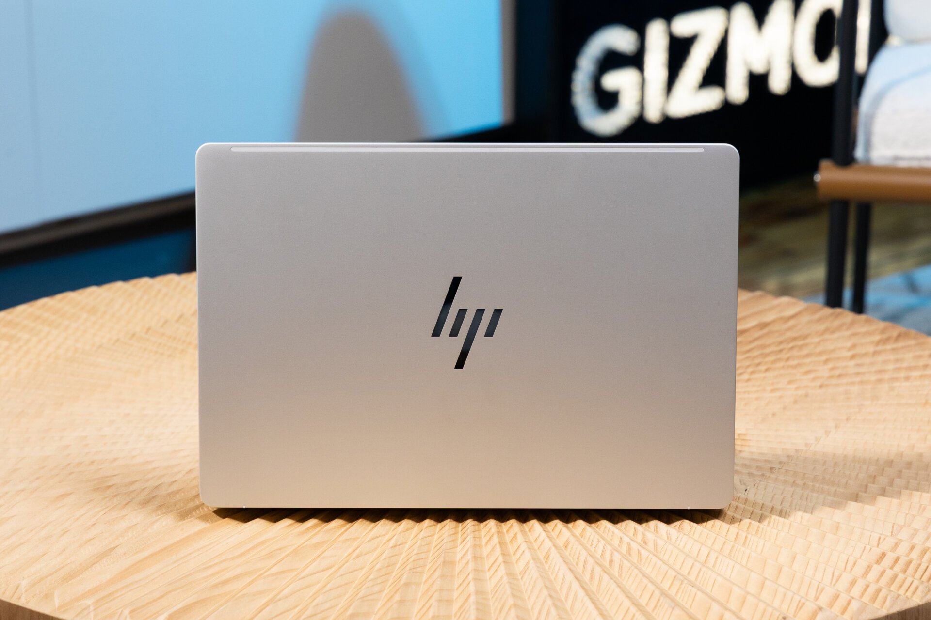 HP EliteBook X G1A, açık kapaklı ahşap masada