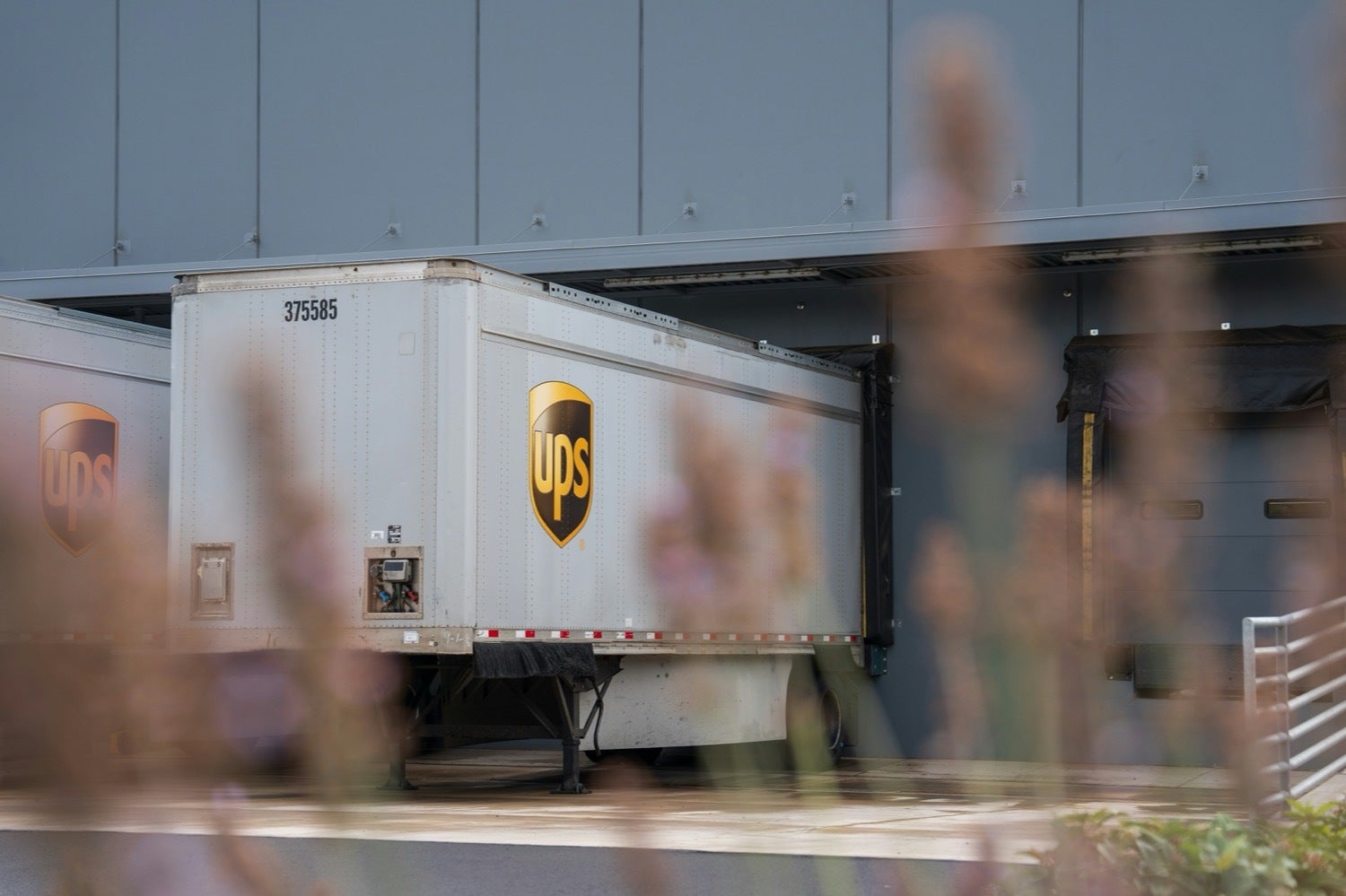 Bir binanın önünde bir ups kamyonunun görüntüsü