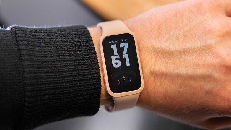 Bir bilekte görüntülenen bir Xiaomi Smart Band 9 Active, zaman 17:51 ve% 72 pil ile. Bir bilekte görüntülenen bir Xiaomi Smart Band 9 Active, zaman 17:51 ve% 72 pil ile.