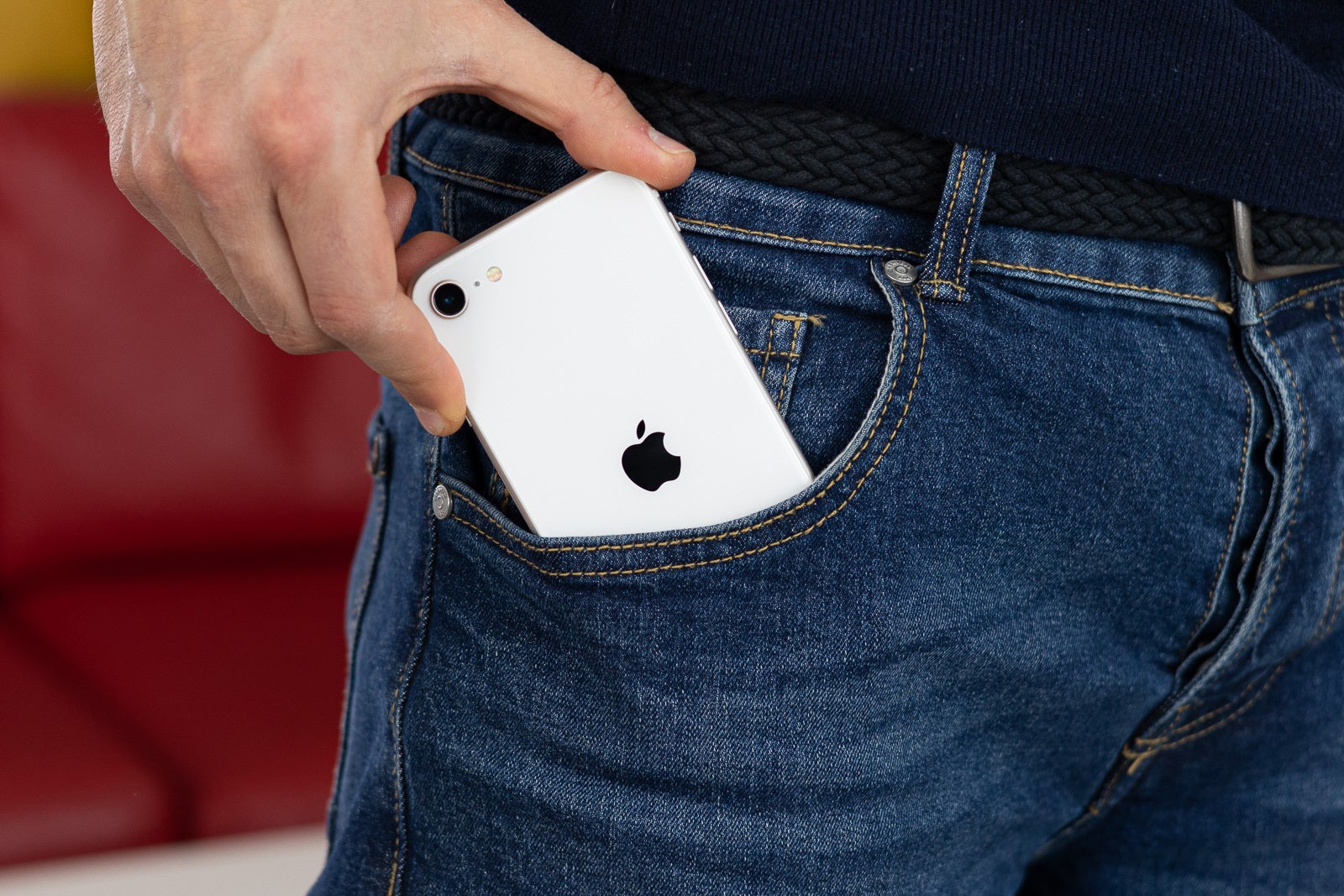 İPhone SE 3'ün görüntüsü bir adamın Bluejeans cebine kaydırılıyor