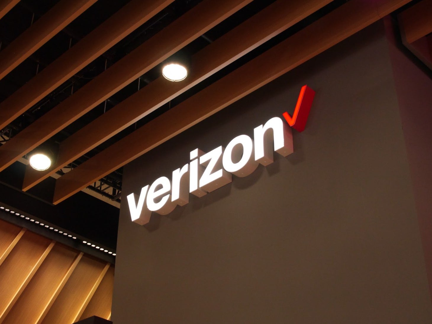 Verizon kullanıcılarını tutmak için umutsuz. | Resim Kredisi - Phonearena - Verizon bir fiyatlandırma krizi geçiriyor