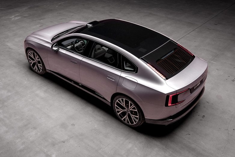 Çatı görünümünde Volvo ES90.
