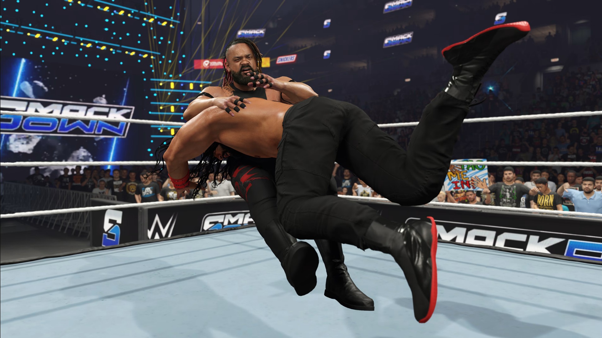 Jacob Fatu'nun Promosyon Ekran Görüntüsü WWE 2K25'te Roman Reigns tarafından mızraklı