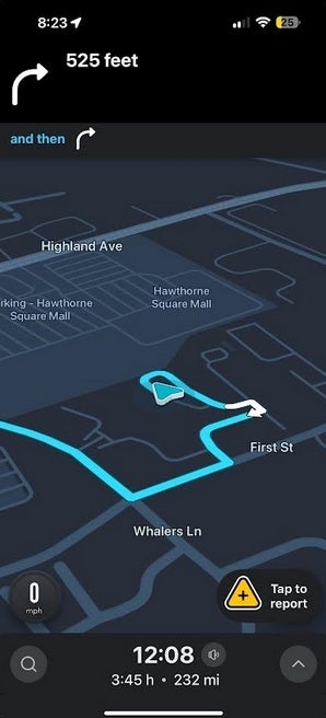 Waze ekran görüntüsü geceleri karanlık modda.