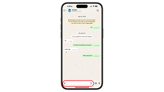 Akıllı telefon ekranı, 'Buddie' ve Mesajlar adlı bir işletme hesabıyla bir WhatsApp sohbeti gösterir.