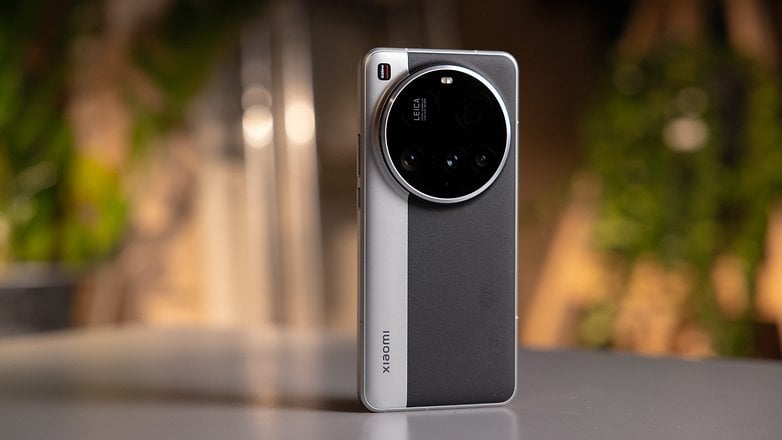 Xiaomi 15 Ultra akıllı telefon, zarif bir tasarımda dairesel bir kamera modülü. Xiaomi 15 Ultra akıllı telefon, zarif bir tasarımda dairesel bir kamera modülü.