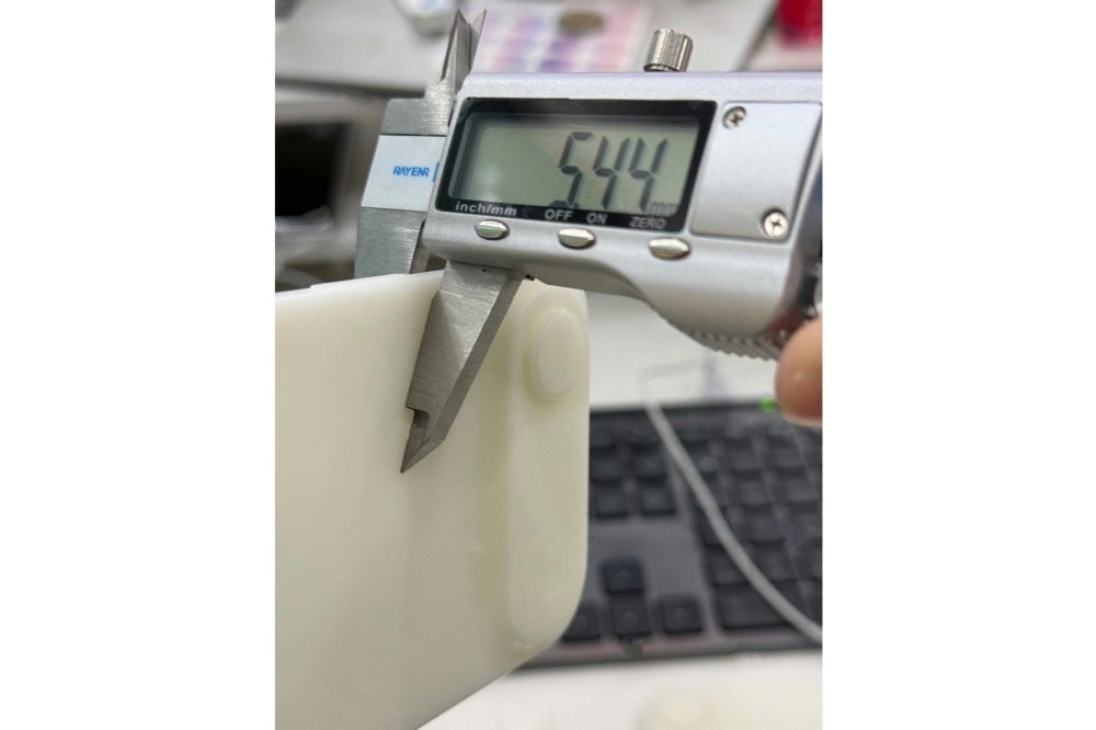 Ölçülen bir iPhone 17 hava kukla ünitesinin görüntüsü