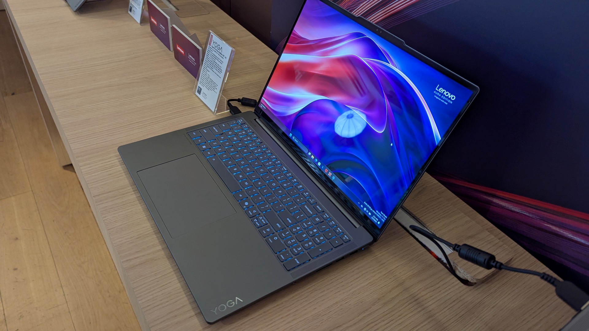Lenovo Yoga 9i Pro Aura Edition Örneği Barselona, İspanya'da sergileniyor