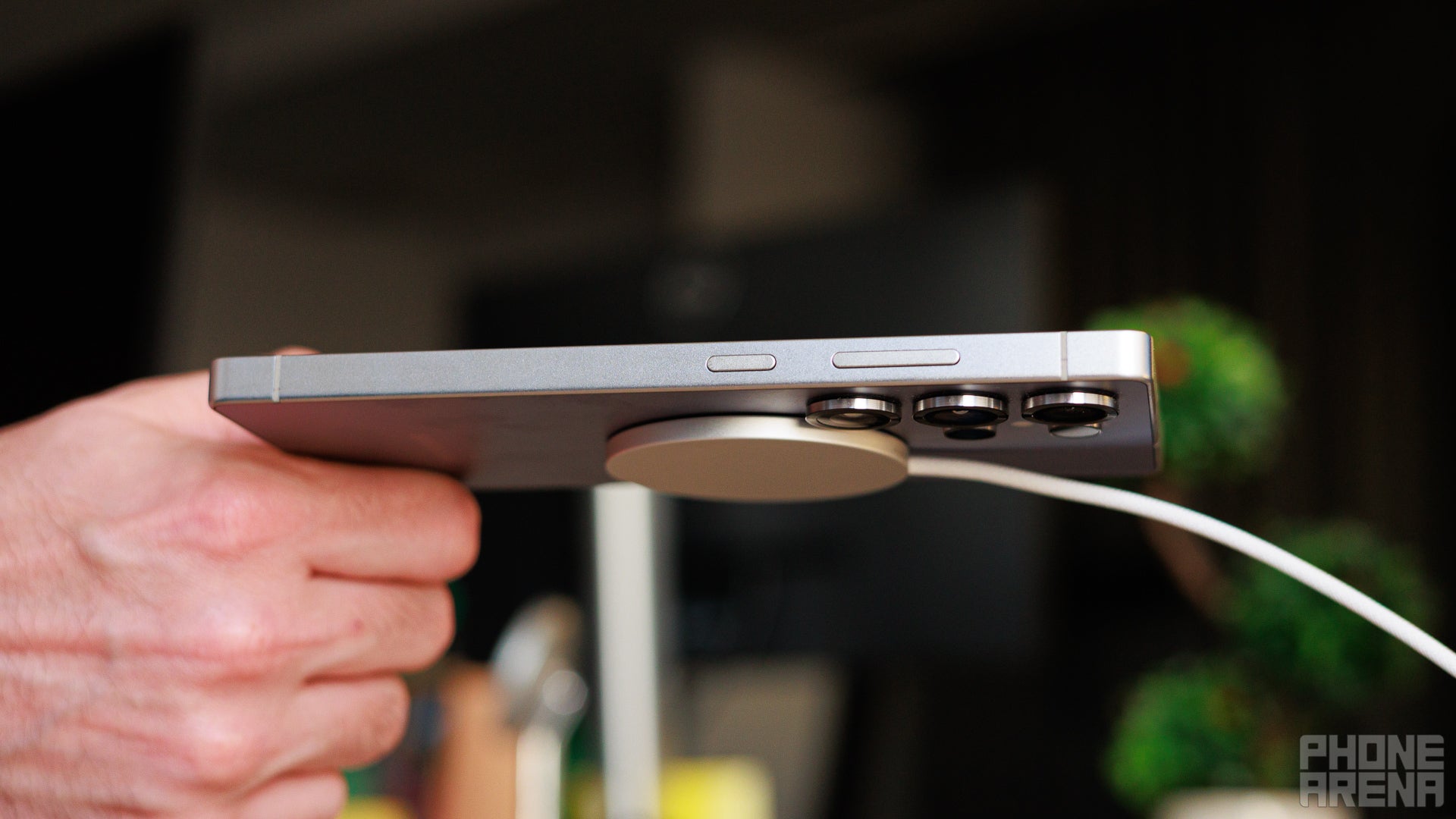 TA -DAA - Galaxy S25 Ultra (Resim Kredisi - Phonearena) - iPhone 16e “Secret MagSafe” Mit: Çıkarılmış